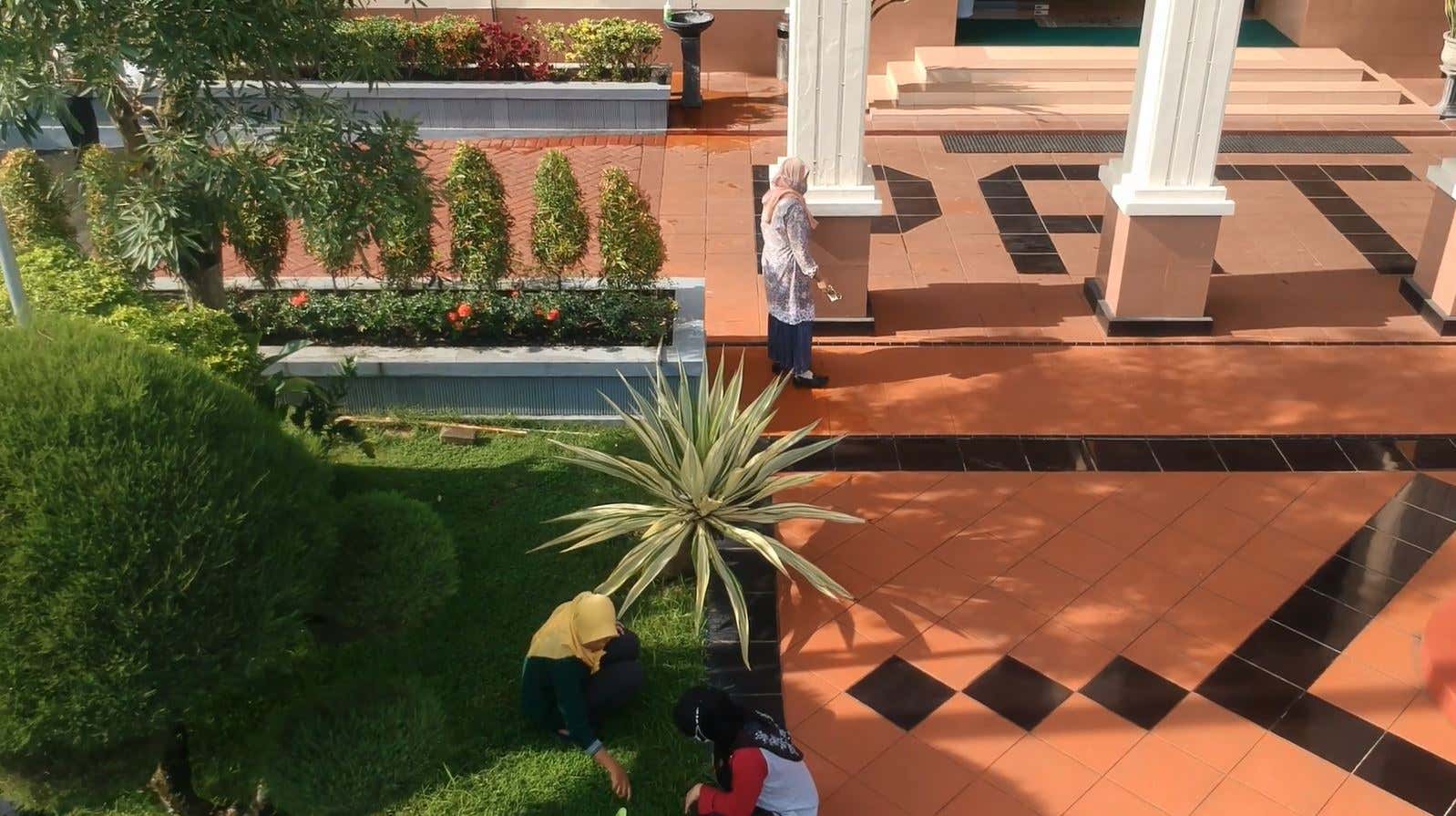 kerja bakti halaman gedung 28